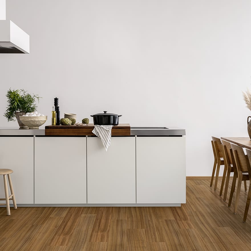 witte keuken met een bruine laminaatvloer